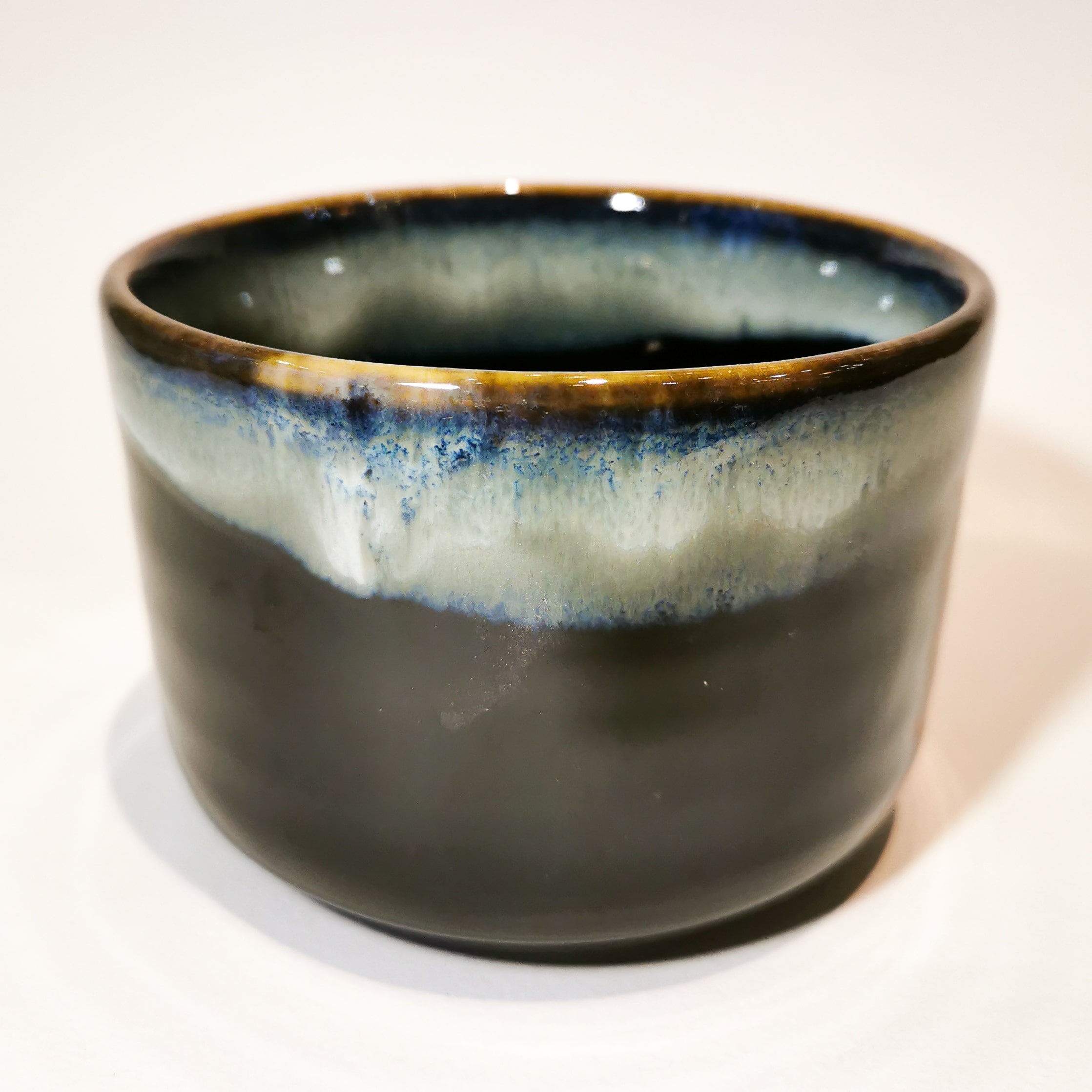 Bol à Matcha Japonais En Céramique Avec Bec Verseur Et Support Fouet - Chawan Traditionnel Couleur Matcha, 560 Ml