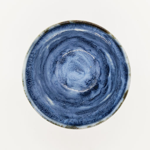 tasse craquelée bleue dessus