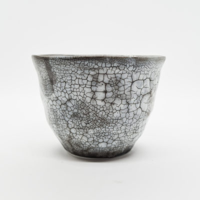 tasse craquelée noire face