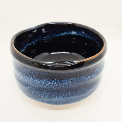 bol à matcha chawan irrégulier bleu et noir