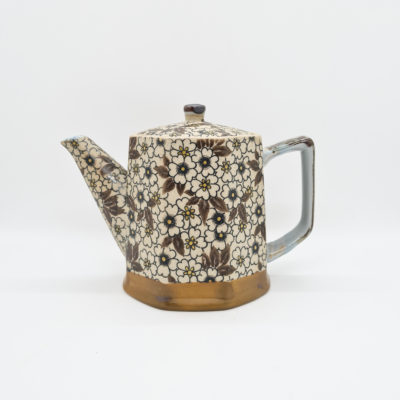 theiere porcelaine japonaise brune parterre