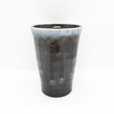 tasse haute noire et blanche