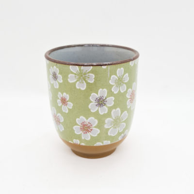 petite tasse verte à fleurs