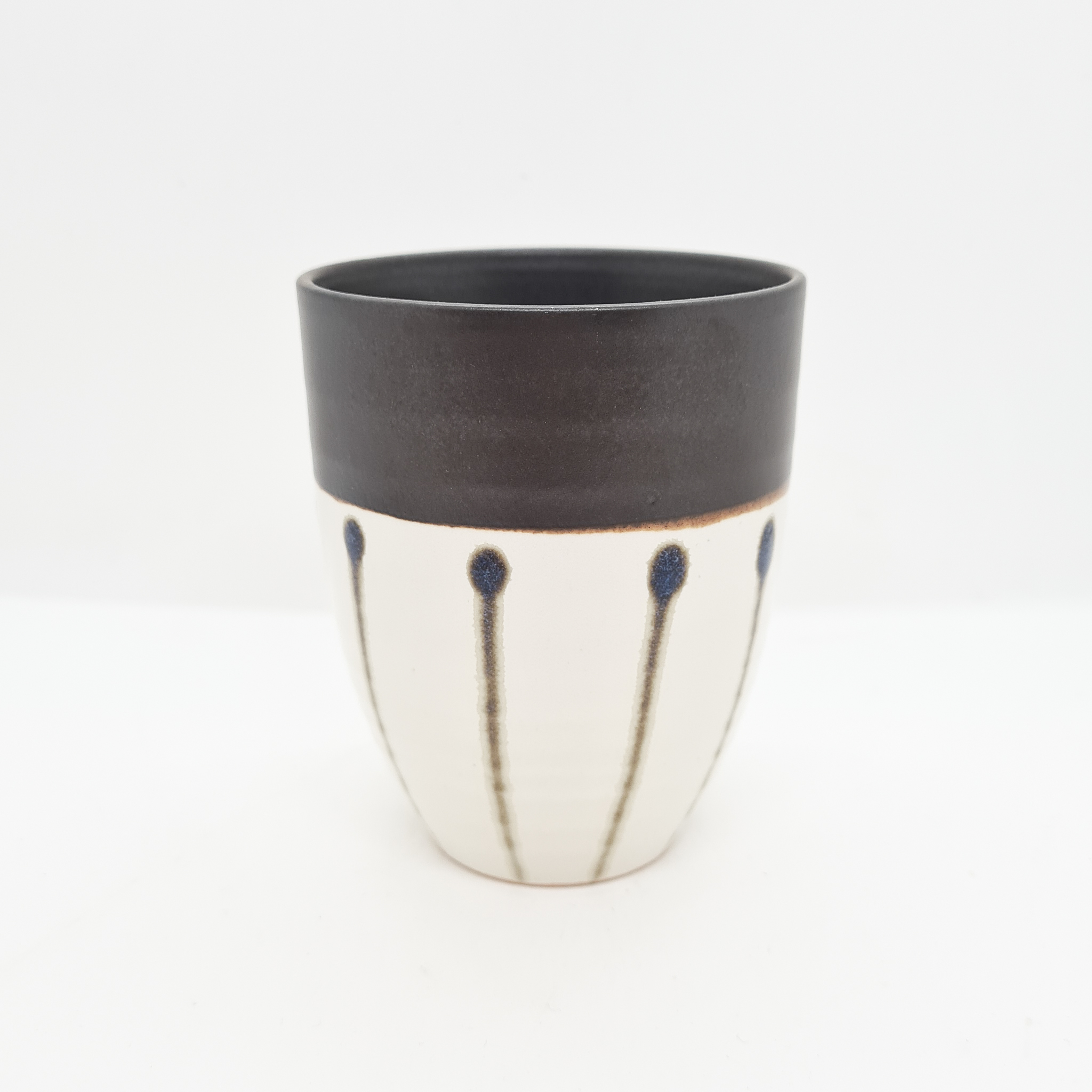 Grand gobelet en grès émaillé brun lignes bleues Grand gobelet en grès émaillé brun lignes bleues